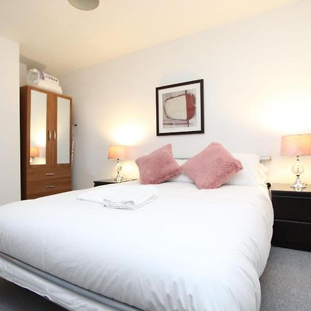 لندن Spacious 1- Bedroom Apartment In E16 المظهر الخارجي الصورة