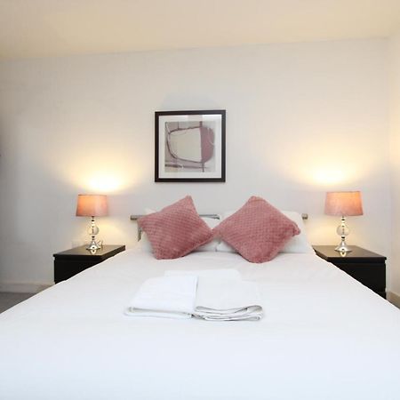 لندن Spacious 1- Bedroom Apartment In E16 المظهر الخارجي الصورة